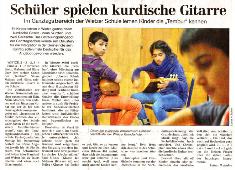 Schüler spielen kurdische Gitarre